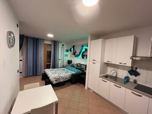 1 bedroom, iron/ironing board, free WiFi, bed sheets - Santa Viola Large studio with terrace, Jacuzzi (Bologna)