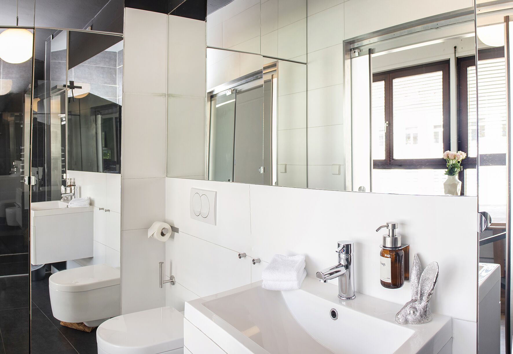 Douche, sèche-cheveux, serviettes fournies, savon