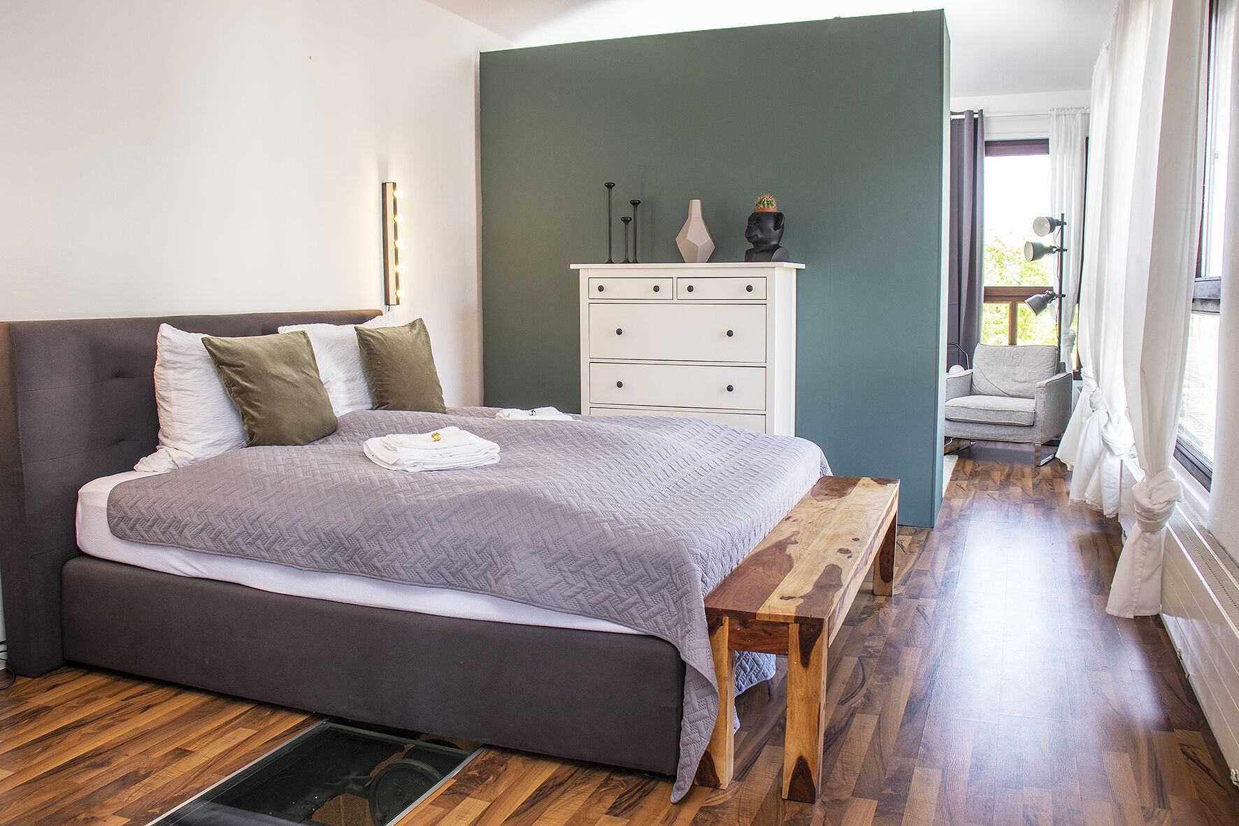 3 makuuhuonetta, työpöytä, silitysrauta/-lauta, vauvan matkasänky