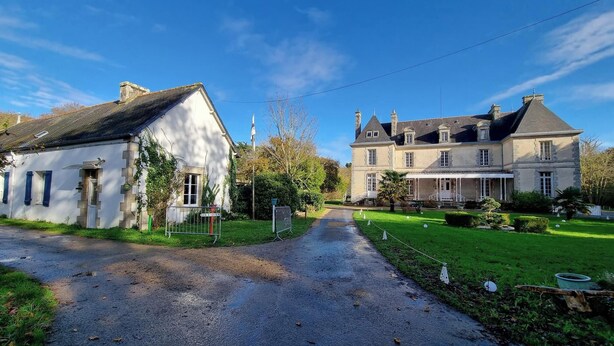 A rural road leading to a large stone house with a white facade and a grey roof. - Gite - 800 m from the sea & commodities in a parc of  3,5ha for familly event -  (Loctudy)
