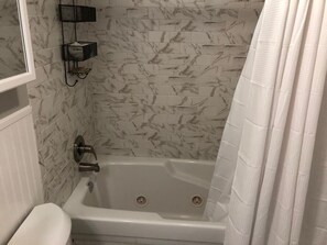 Dusche, Whirlpool, Haartrockner, Handtücher