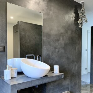 Douche, sèche-cheveux, serviettes fournies, savon