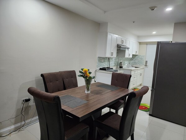 In-room dining - Balcony Breeze @ Bayfront Villas Portmore (Portmore)
