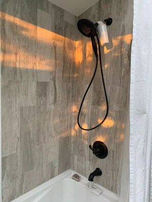 Haartrockner, Handtücher, Seife, Shampoo