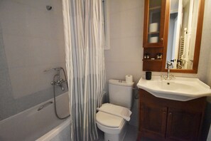 Appartement | Salle de bain | Articles de toilette gratuits, sèche-cheveux, serviettes fournies, savon
