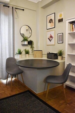 Apartment | In-room dining - Seven Seconds Away (Athens)