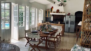 Dining - Beautiful Provençal manor house in award winning vineyard (Carnoules)