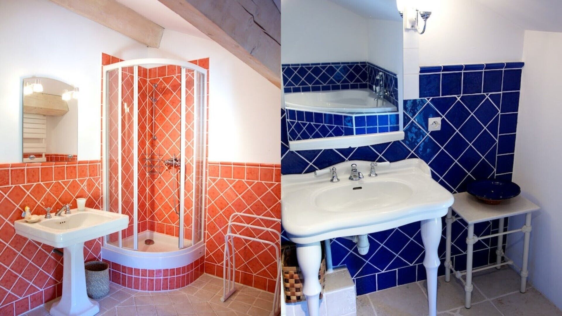 Een badkamer met een douchecabine, twee wastafels en blauwe betegelde wanden.