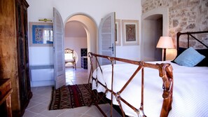 9 bedrooms, iron/ironing board, free WiFi, bed sheets - Beautiful Provençal manor house in award winning vineyard (Carnoules)