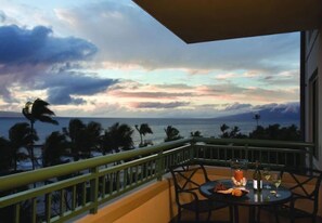 Outdoor dining - OCEAN FRONT NEWEST UNITs FULL KITCHEN, Napili/Lahaina villas, 2 Bedroom Sleeps 8 (Lahaina)