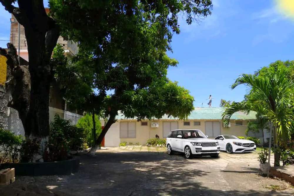 Entire 6-bedroom Villa Free Parking With Fast Wifi