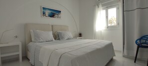2 habitaciones, caja de seguridad en la habitación y escritorio 