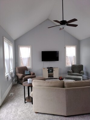 Smart TV, books - Country Comfort and Views - 10 minutes from restaurants. (Newburgh)