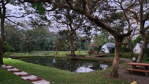 A serene park with a pond, picnic tables, and a gazebo. - Geodesic Dome 01, Jacuzzi with Hydromassage, 20 min from La Fortuna (Provincia de Alajuela)