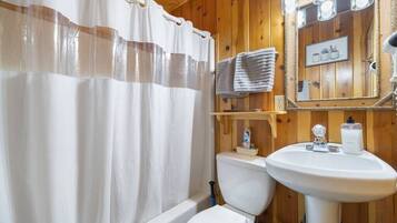 Baignoire, sèche-cheveux, serviettes fournies, shampoing