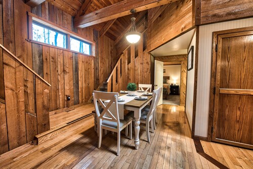 4 Bedroom Rustic and Secluded Cabin. Dogs Welcome!