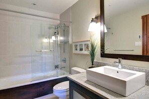 Douche, sèche-cheveux, serviettes fournies