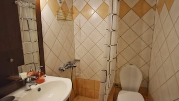 Appartamento | Bagno | Doccia, set di cortesia gratuito, asciugacapelli, asciugamani