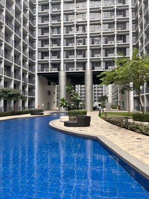 Una piscina al aire libre, una piscina climatizada