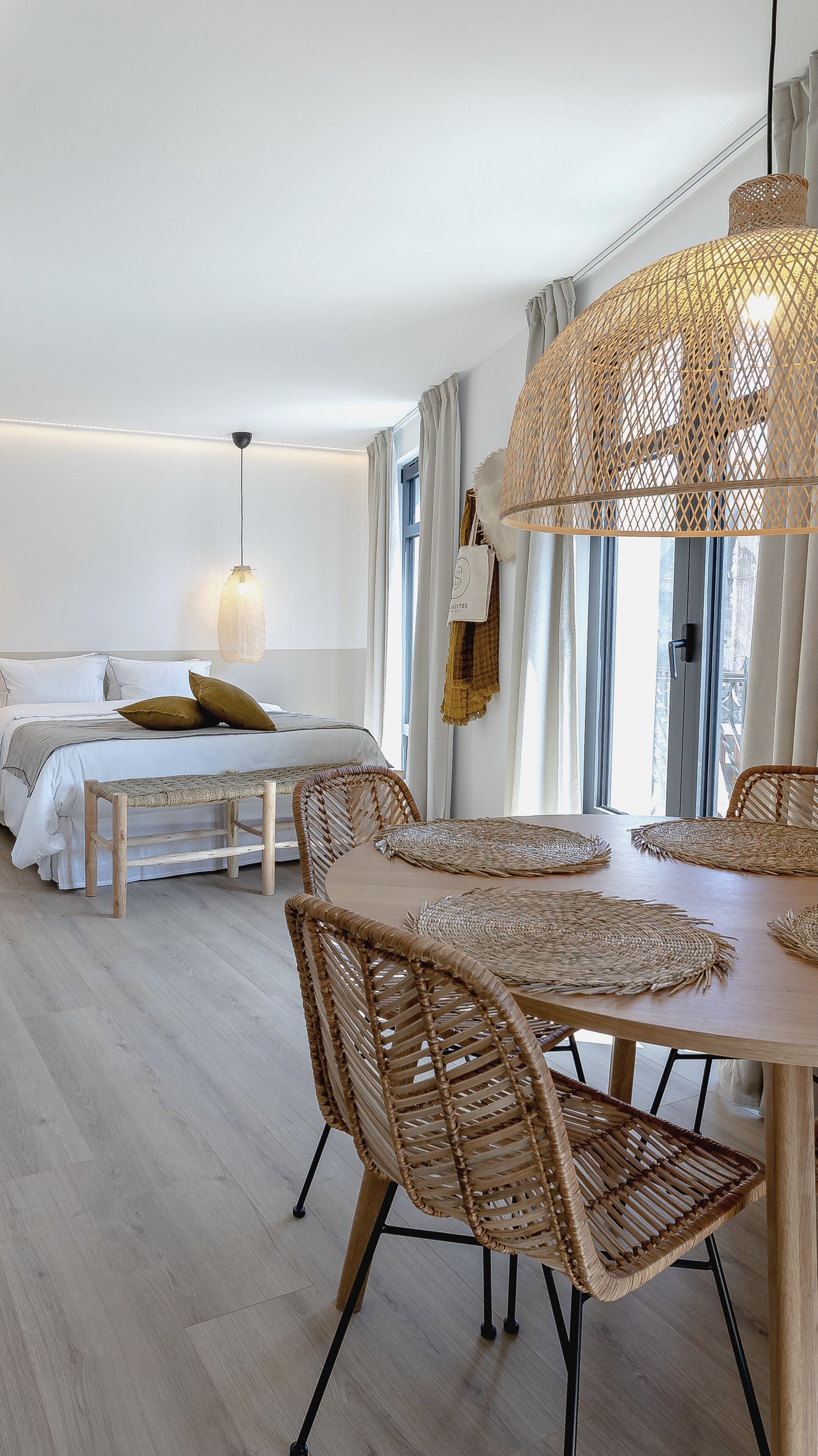 Een strijkplank/strijkijzer, wifi, beddengoed