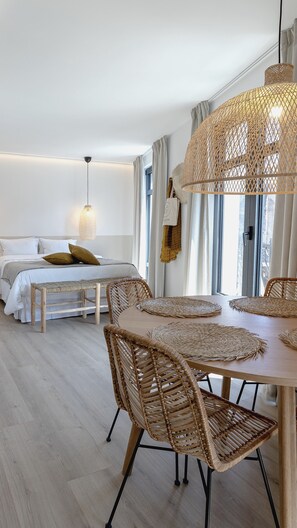 Planxa i posts de planxar, wifi i roba de llit 