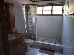 Serviettes fournies, papier toilette