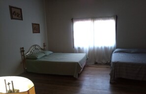 Quarto solteiro conforto | Camas com colchões de espuma com sistema de memória, Wi-Fi de cortesia