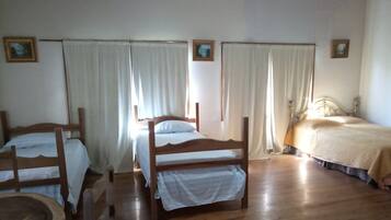 Habitación triple Confort | Camas con efecto memoria, wifi gratis y ropa de cama