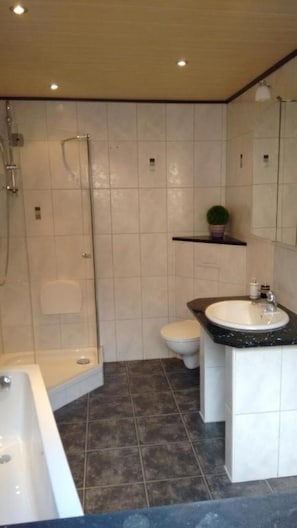 Een douche, handdoeken