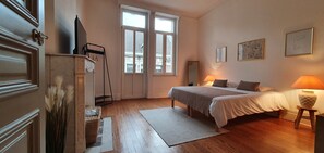 1 slaapkamer, een strijkplank/strijkijzer, reisbedje, gratis wifi