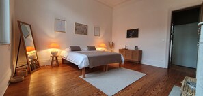 1 quarto, ferros/tábuas de passar roupa, berço de viagem