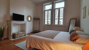 1 habitación, tabla de planchar con plancha y cuna de viaje