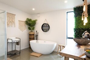 Ilmaiset hygieniatuotteet, hiustenkuivaaja, pyyhkeet