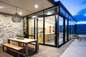 Outdoor dining - NOMAC No8, Luxury holiday home, Twizel (Twizel)