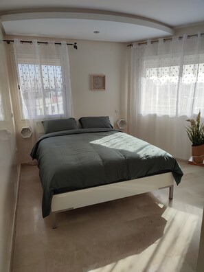 2 عدّة غرف نوم ومكواة/لوح كي وواي فاي