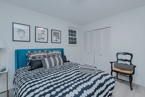 2 Schlafzimmer, Schreibtisch, Bügeleisen/Bügelbrett, Reisekinderbett