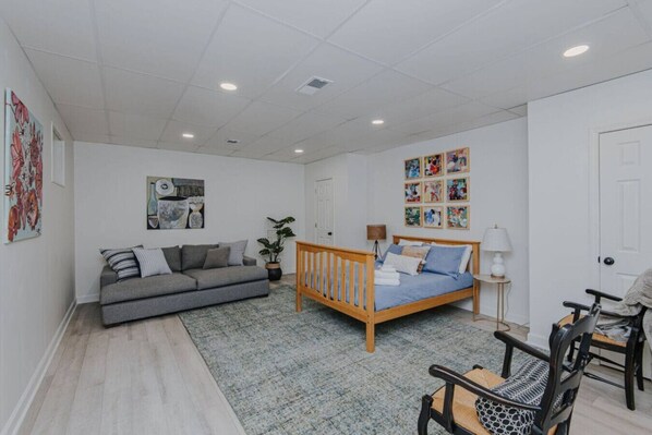 Televisio, takka, kirjoja, stereot