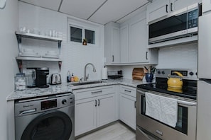 Refrigerador, microondas, horno y parrilla de estufa 