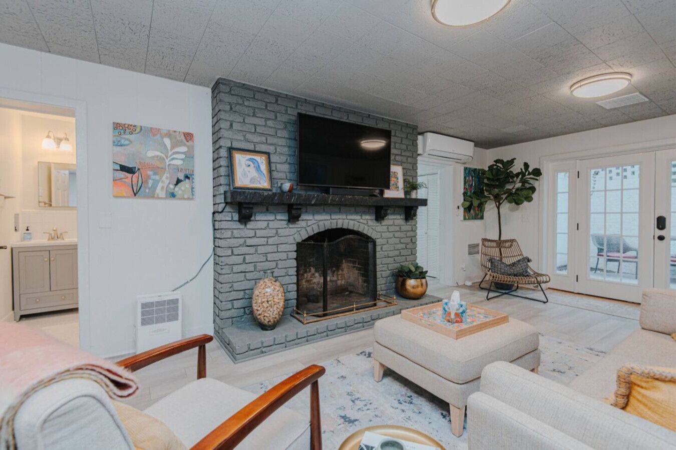 电视、壁炉、书、立体声音响