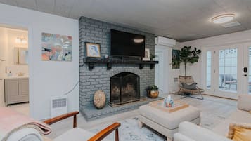 Fernseher, Kamin, Bücher, Stereoanlage