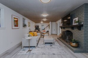 Télévision, cheminée, livres, chaîne hi-fi