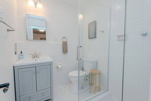 Hair dryer, towels - Marys Gatehouse Apartment (Greensboro)
