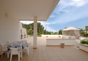 Outdoor dining - Cottage with trulli wide spaces in the heart of Itria Valley Puglia. (martina franca)