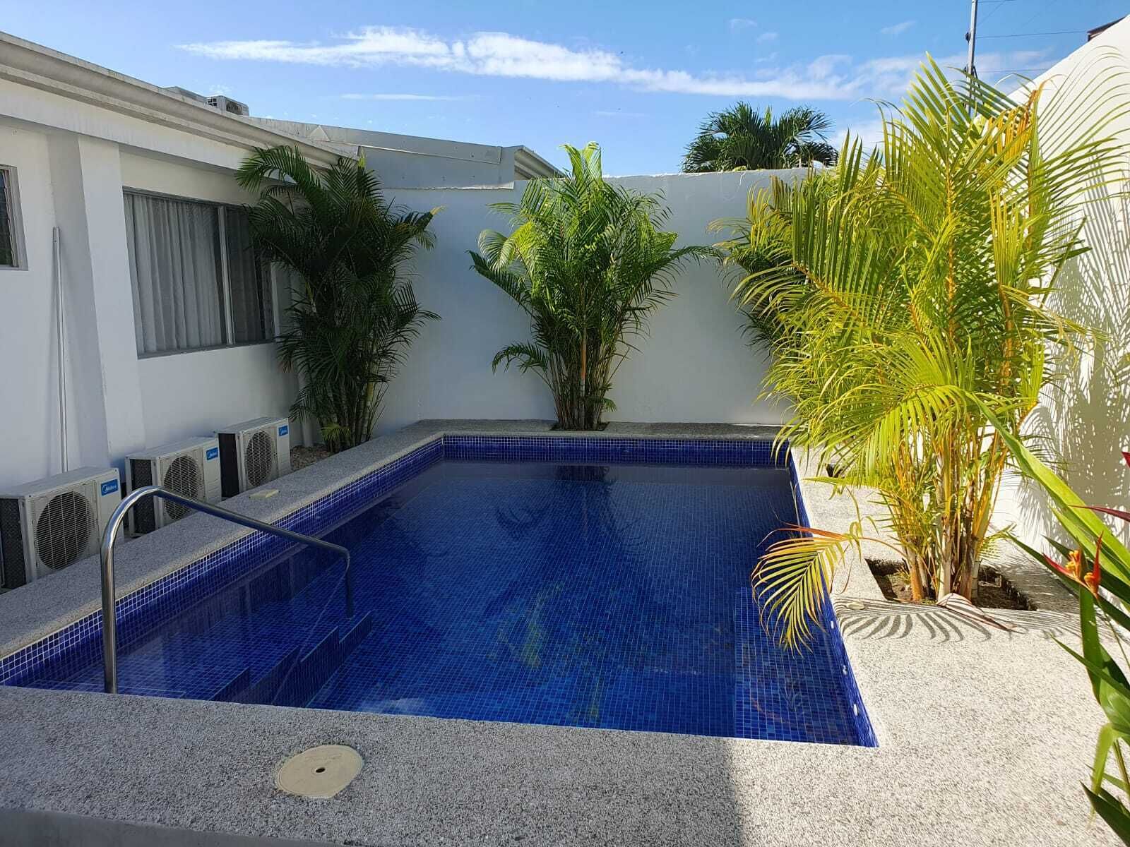 Una piscina al aire libre