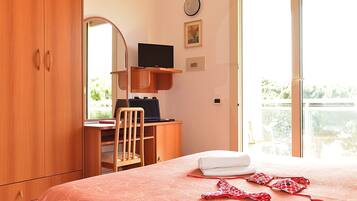 Basic Double Room | Bathroom | Shower, towels