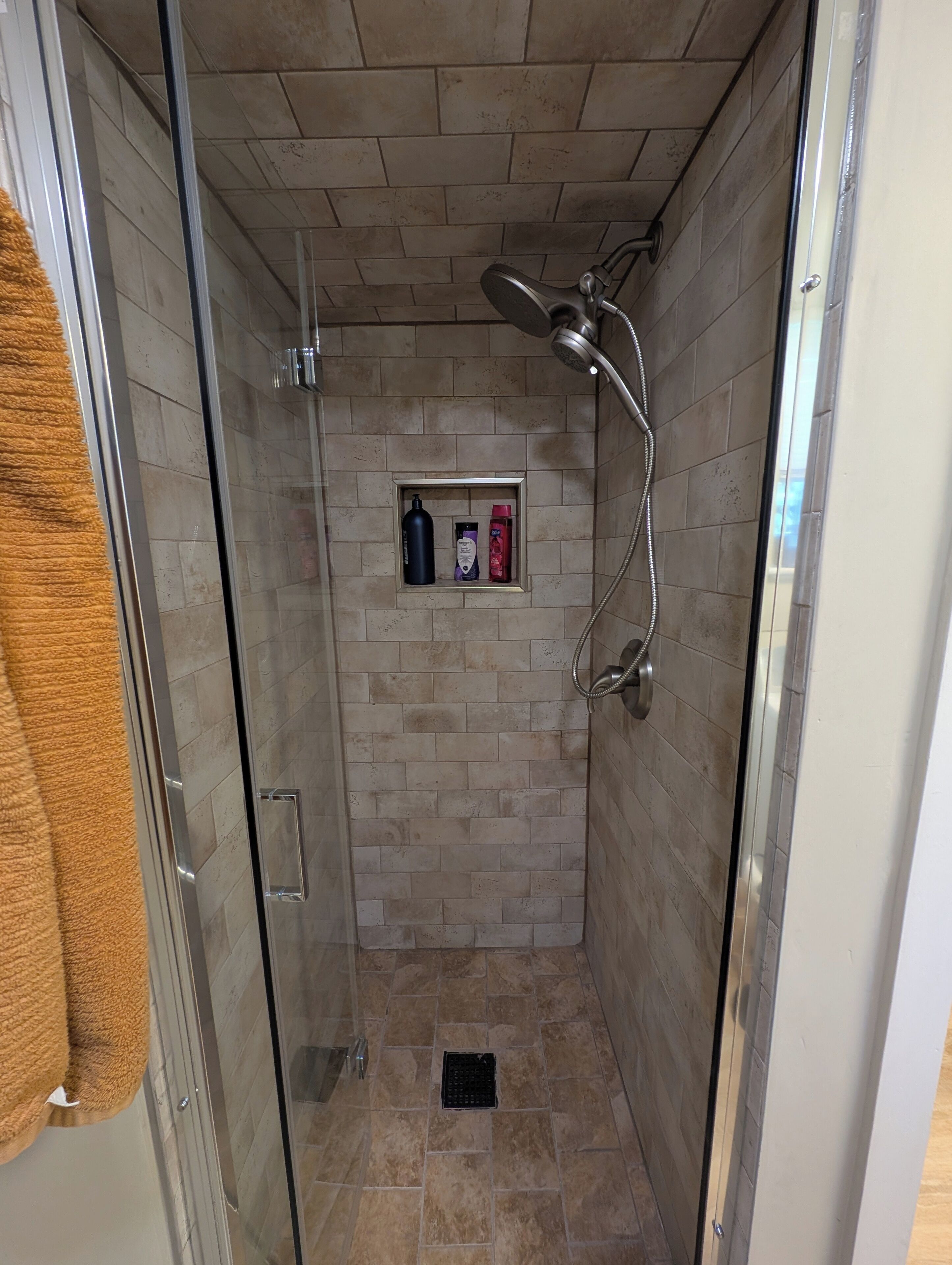 Doccia, asciugamani, sapone, shampoo