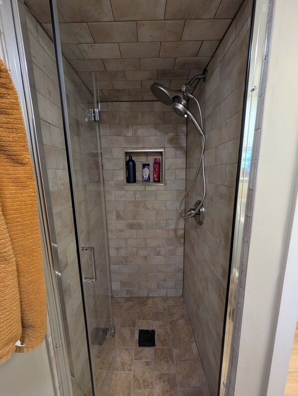 Douche, serviettes fournies, savon, shampoing