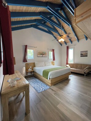 4 عدّة غرف نوم وخزنة داخل الغرفة ومكتب ومكواة/لوح كي