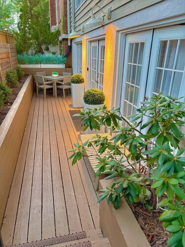 Modern, Chic, Walk to Shops and Private Parking