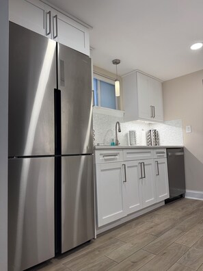 Een koelkast, een microgolfoven, een oven, een kookplaat